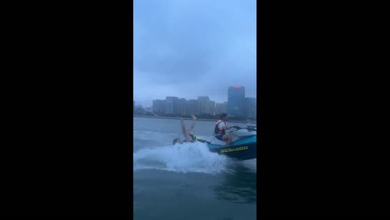 Jet ski passenger falls into water during fast start in Shandong, China