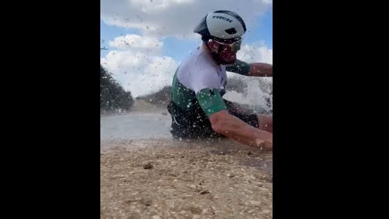 Fall while crossing stream in Tel Aviv