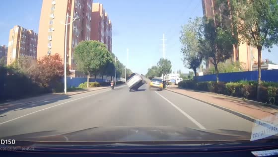 SUV crashes into taxi while passenger enters in Liaoning, China