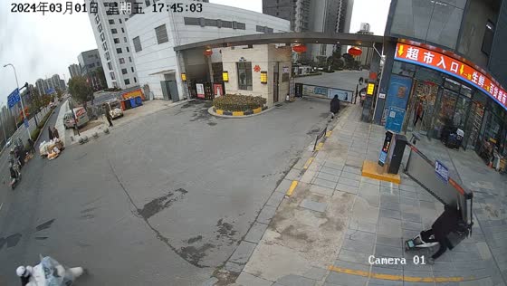 Motorbike rider hit by falling parking barrier in Anhui, China