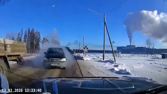 Dashcam captures near head-on crash after risky overtake in Petrozavodsk, Russia