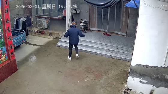 Man slips and falls twice on wet porch steps during rainy weather in Henan, China