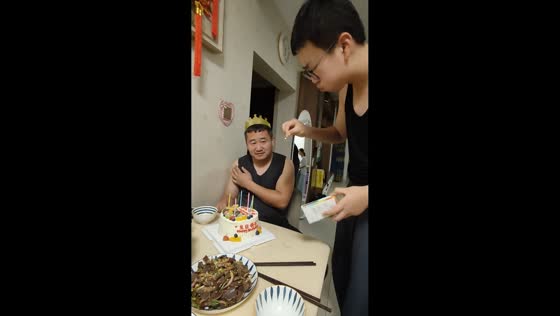 Birthday candles blown out unexpectedly during celebration in Heilongjiang, China