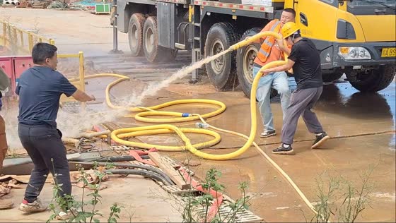 Men struggle to control high-pressure Venturi tube in Sichuan, China