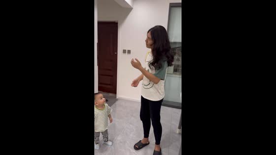 Toddler cries after not recognizing father in wig in Jilin, China