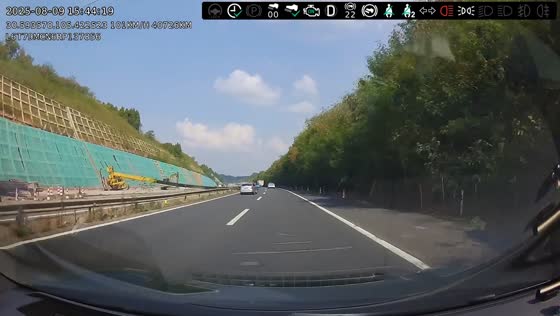 Crane topples on highway narrowly missing car in Sichuan, China