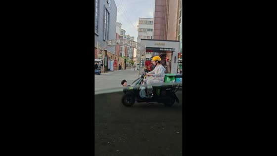 Man slips while dodging motorcycle in Shandong, China