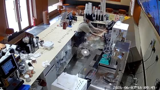 Milk tea equipment stand collapses at shop counter in Hebei, China