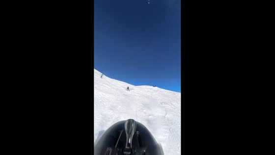 Skier narrowly avoids crash on La Sarenne slope in Huez, France