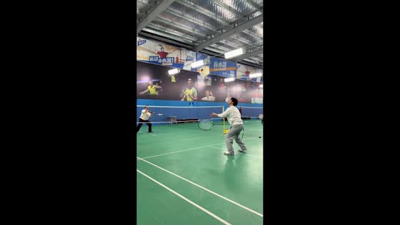 Giant badminton equipment leads to amusing mishap in Anhui, China