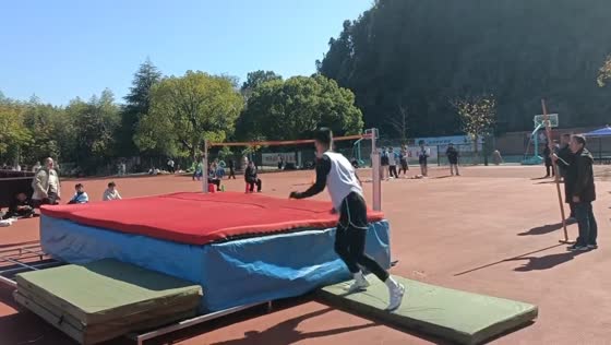 Man’s high-jump saved by quick-thinking assistant in Zhejiang, China