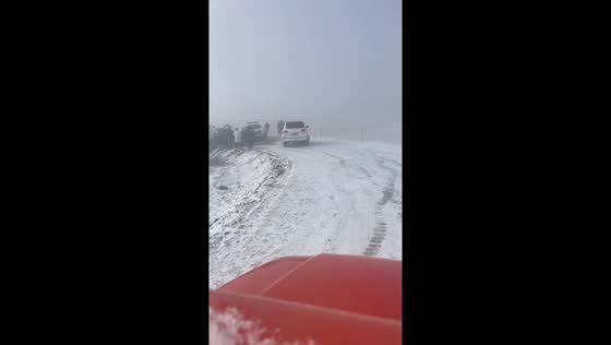 Vehicles skid and collide on snowy mountain road in Qinghai, China