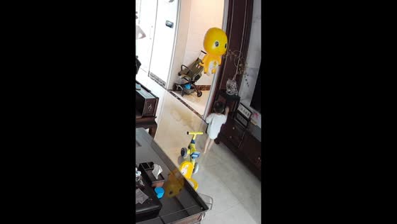 Toddler escapes injury after table and vase topple over in Guangdong, China