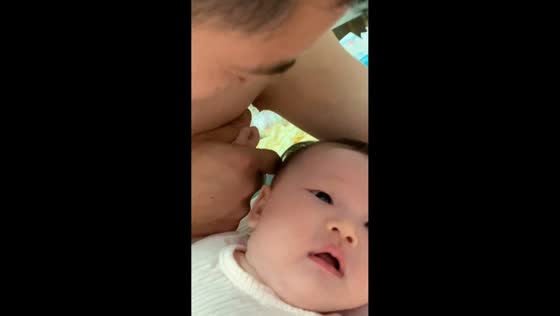 Baby grabs dad’s armpit hair in Shandong, China