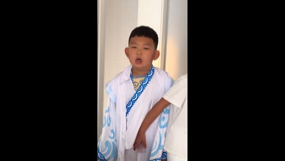 Boy hilariously shakes on vibrating exercise plate in Heilongjiang, China