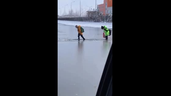 Icy water ordeal: Yuzhny schoolchildren brave frozen path to education