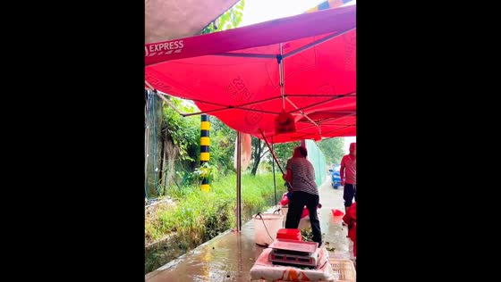 Man drenched after canopy collapses under trapped rainwater in Guangdong, China