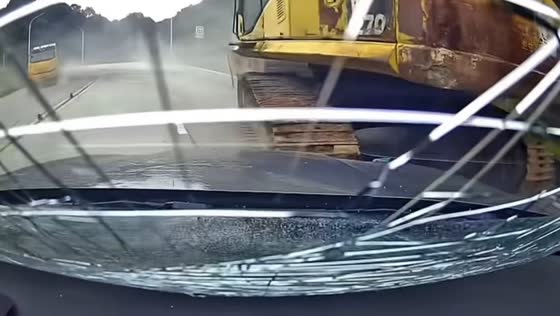 Excavator slips off flatbed during curve, causing highway crash in Guangxi, China