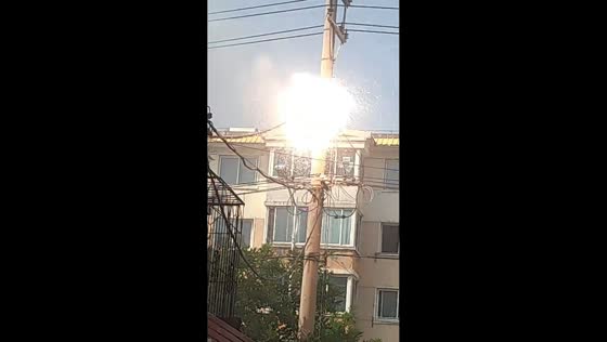 Overhead power cable erupts in sparks during heatwave in Liaoning, China
