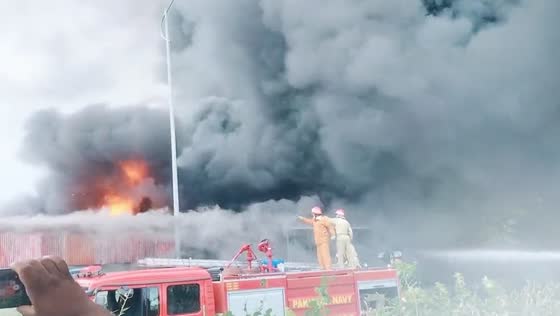 Massive fire engulfs Islamabad's Sunday Bazaar