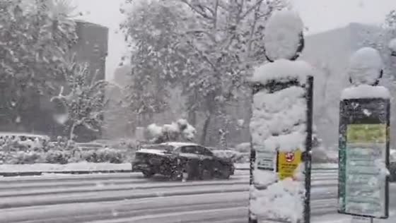 Heavy snowfall marks first snow day in Seoul