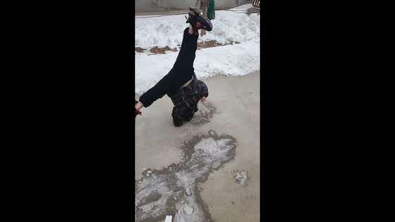 Firefight flex: Gang Dou's one-handed somersault mastery