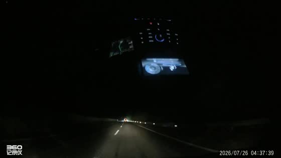 Car crashes into log blocking highway at night in Hunan, China
