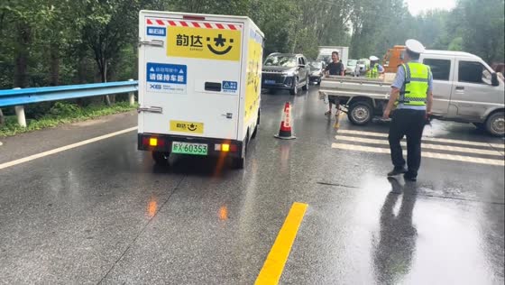 Driverless delivery vehicle navigates accident scene in Henan, China