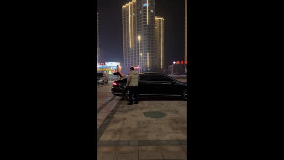 Man climbs into trunk after driver won’t open door in Hebei, China