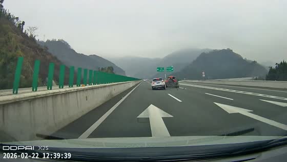 Highway collision between KX3 and MPV causes barrier crash in Guizhou, China