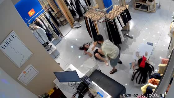 Woman takes a tumble after playful lift attempt in Hubei, China
