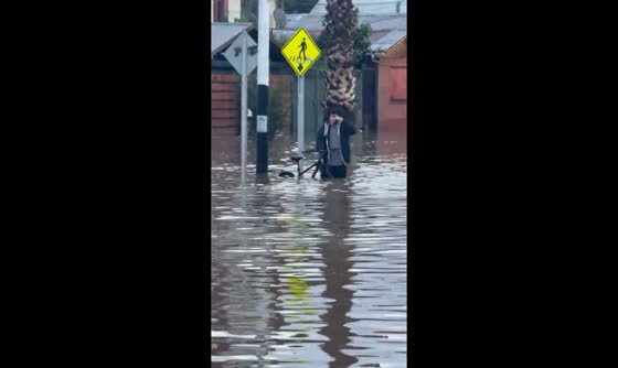 Flash flooding submerges El Conquistador Avenue in Maipú, Santiago