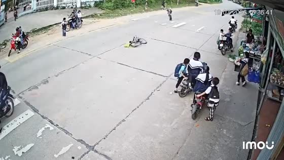 Child narrowly avoids injury as bicycle is hit by motorcycle in Zhejiang, China