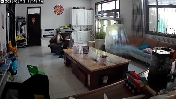Aquarium suddenly bursts inside the room in Henan, China