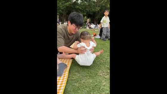 Toddler refuses to stand on grass in Guangdong, China