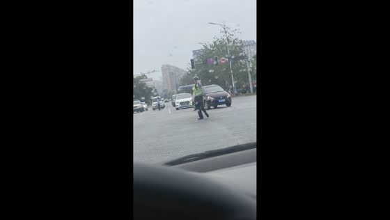 Traffic officer redirects driver after brief confusion in Hebei, China