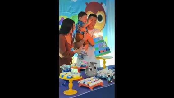Heartwarming birthday candle moment in Cruzeiro, Brazil