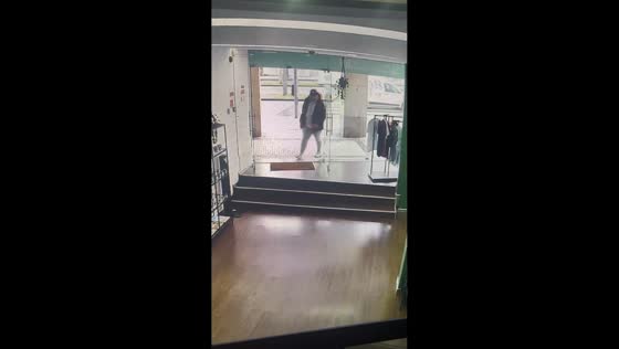 Man slips into store in humorous sidewalk mishap in Porto, Portugal