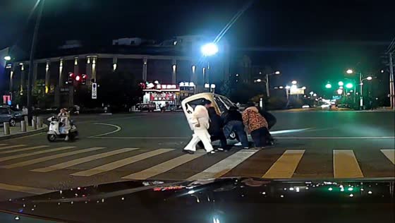 Bystanders rush to rescue child trapped under tricycle in Anhui, China