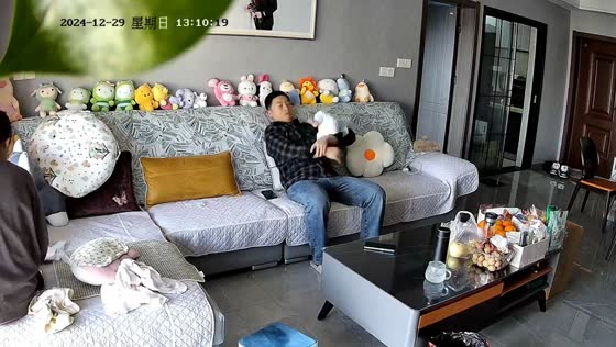 Baby slips from father's arms while he naps in Hubei, China