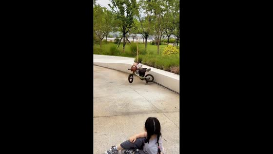 Young cyclist falls after swerving to avoid sister in Shaanxi, China