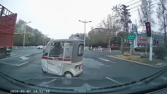 Dashcam driver avoids collision with enclosed electric tricycle at intersection in Henan, China