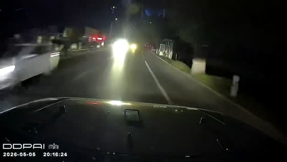 Driver's headlight flash leads to rear-end collision in Liaoning, China