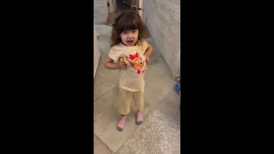 Little girl's hilarious yarn trick in Moscow