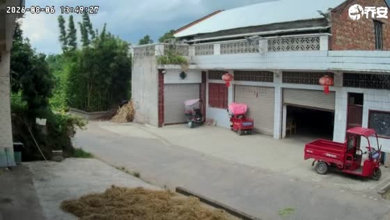 Strong winds cause house roof to collapse in Hubei, China
