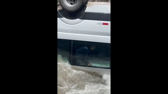 Rescue efforts after crash sends minivan into river in Huarochirí, Lima, Peru