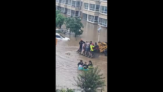 Man jumps into floodwaters to rescue stranded person in Liaoning, China