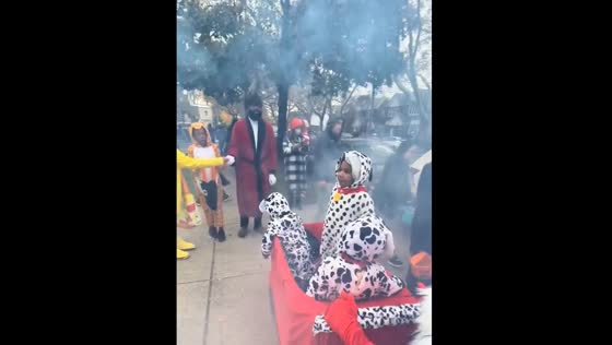 Adorable family costume in New York delights onlookers