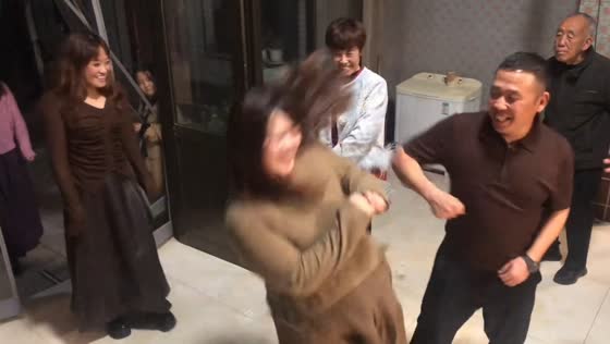 Playful greeting ends in unexpected fall in Hebei, China