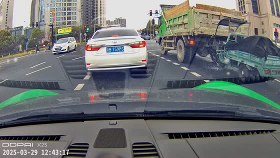 Electric tricycle crashes into truck at red light in Zhejiang, China